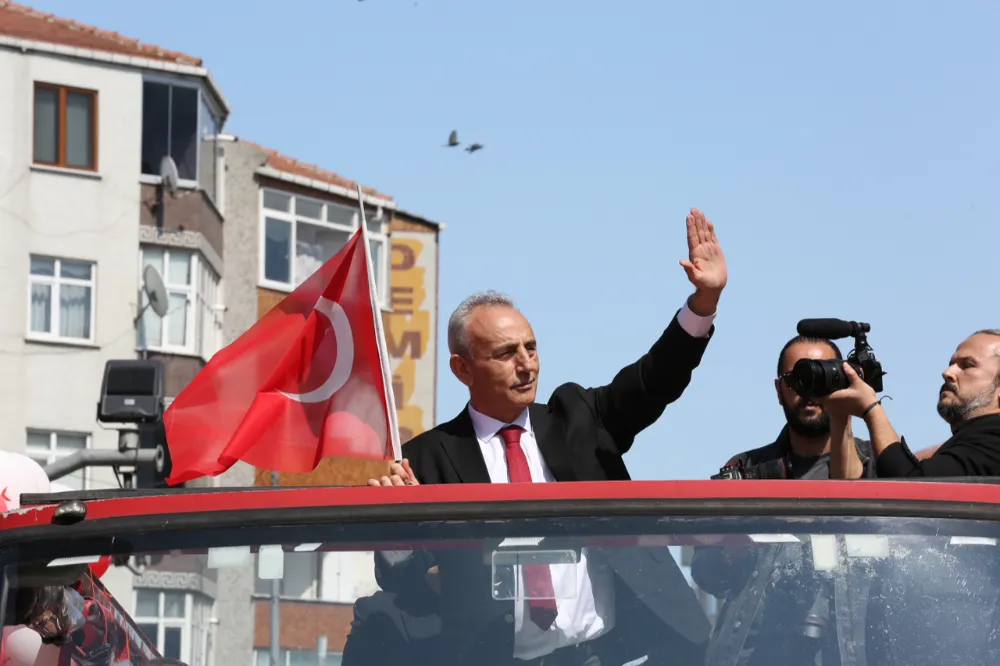 KÜÇÜKÇEKMECE’DE 19 MAYIS COŞKUSU SOKAKLARA TAŞTI 