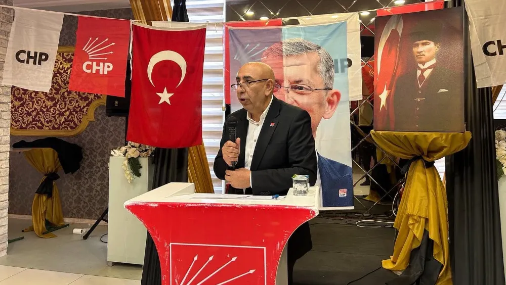 CHP Büyükçekmece İlçe Başkanı Halis Çiçekçi meclis üyelerini tanıttı.