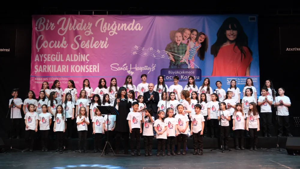 Ayşegül Aldinç, Çocuk Korosu ile birlikte kendi şarkılarını söyledi 
