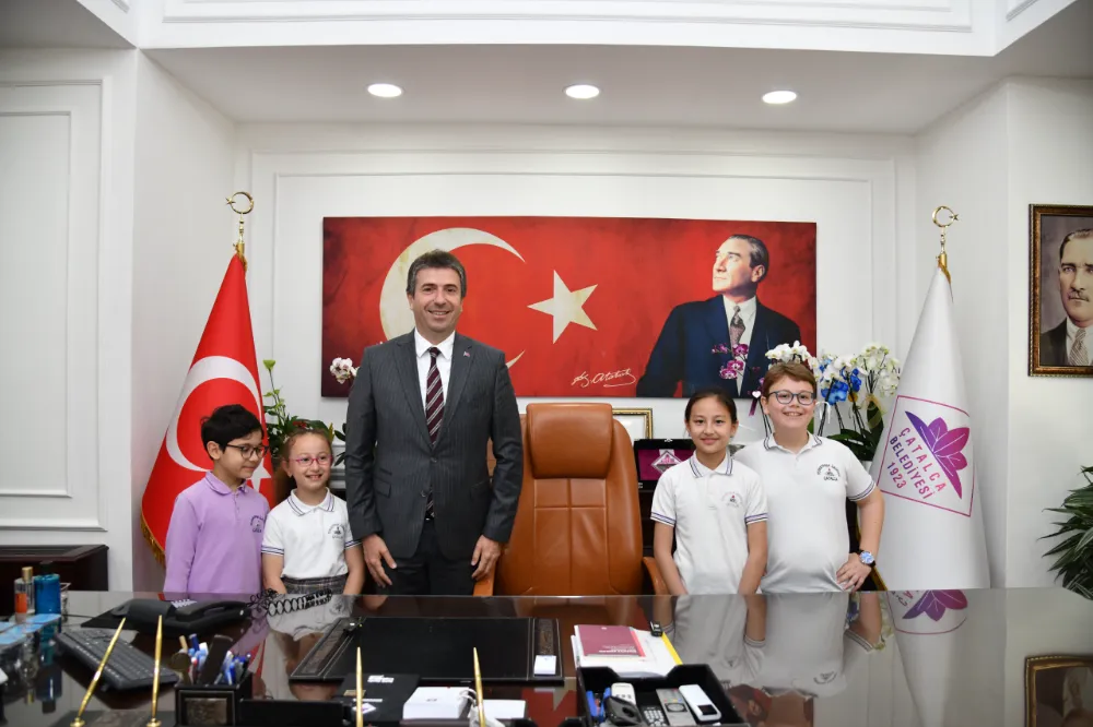 Başkan Erhan Güzel Makamı Çocuklara Teslim Etti 