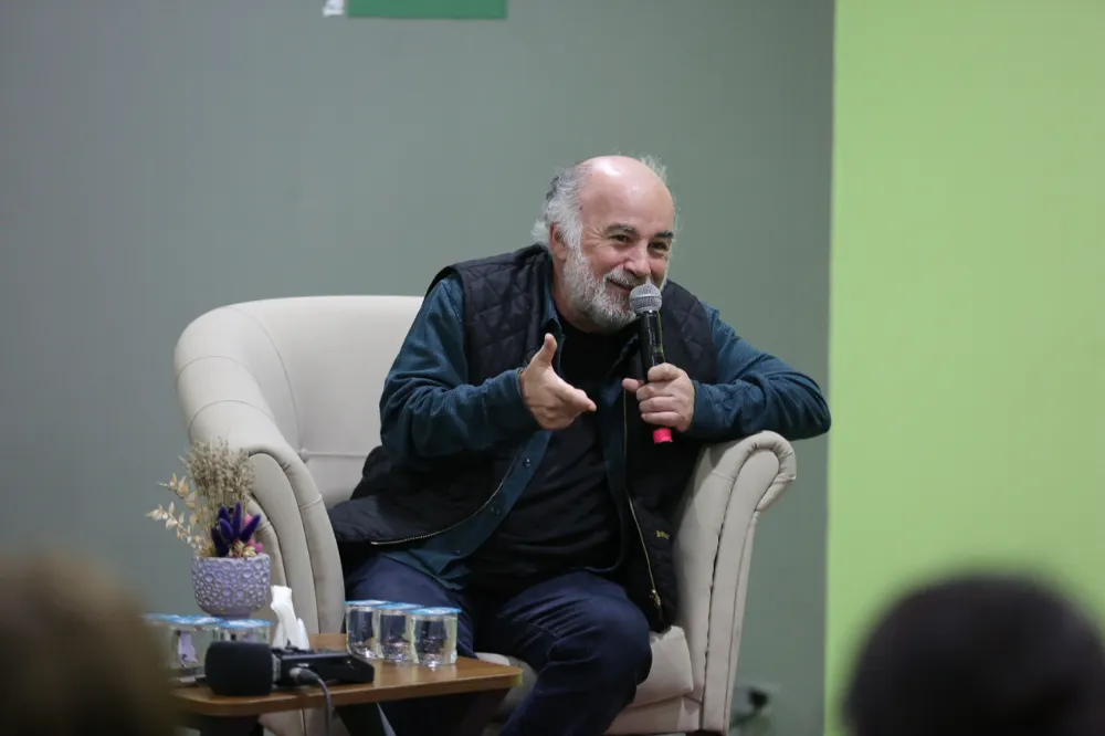 ÜNLÜ YÖNETMEN SERDAR AKAR SİNEMADA TEKELLEŞME İDDİALARINI YORUMLADI: “ATEŞ OLMAYAN YERDEN DUMAN ÇIKMAZ”  