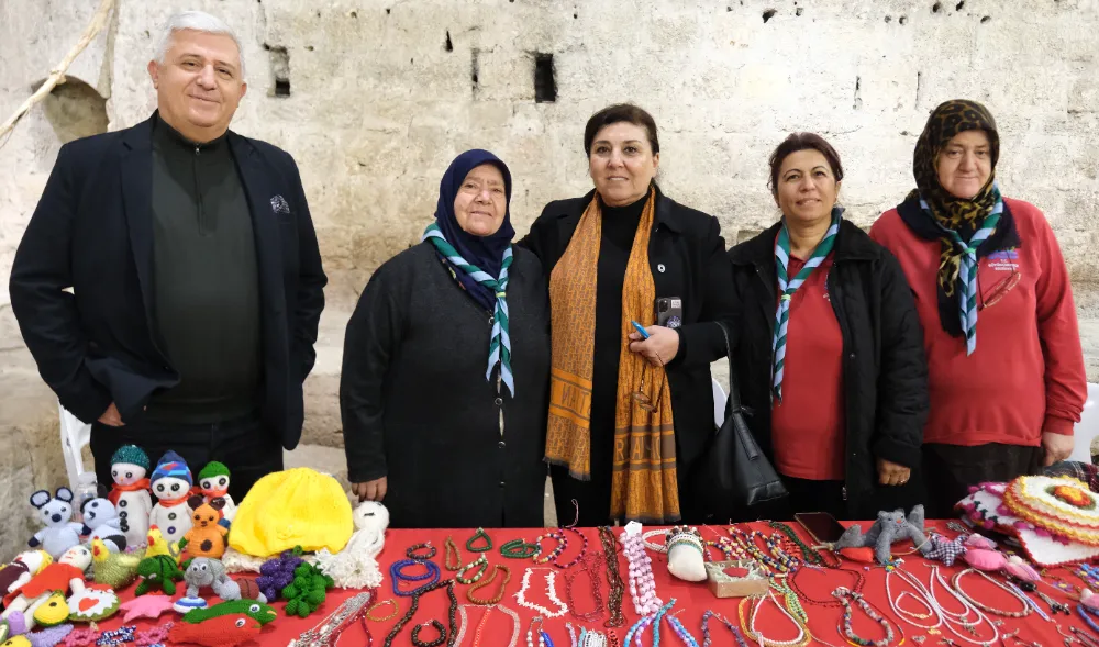 Sevgi Günü’ne özel hazırlanan hediyelik eşya satış standları açıldı  