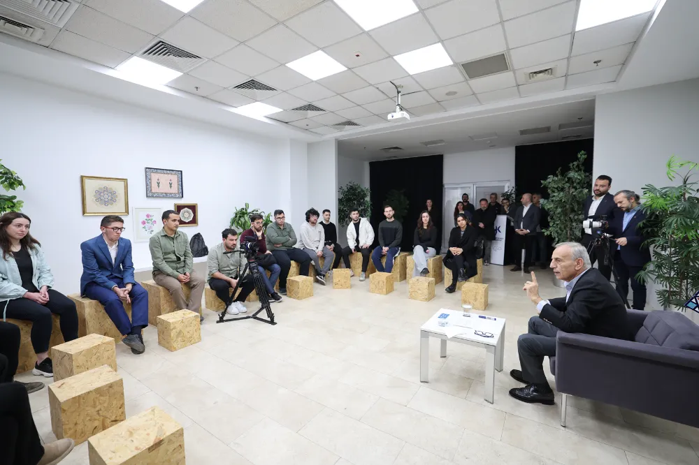 BAŞKAN ÇEBİ GENÇLERE KULAK VERDİ: SORULAR, ÖNERİLER, PROJELER KONUŞULDU  