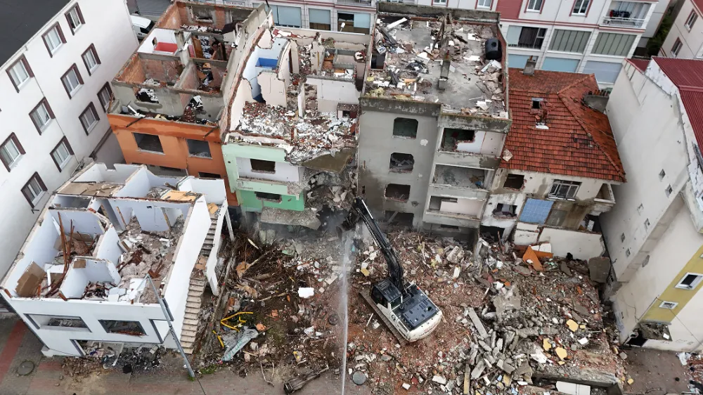 Deprem riski taşıyan 23 yapı belediye ekiplerinin gözetiminde yıkıldı  