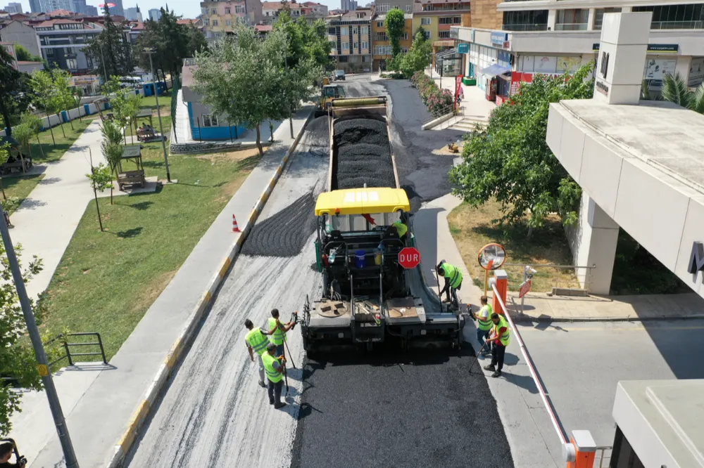 KÜÇÜKÇEKMECE’DE ASFALT ÇALIŞMALARI İLE YOL KONFORU ARTIYOR 